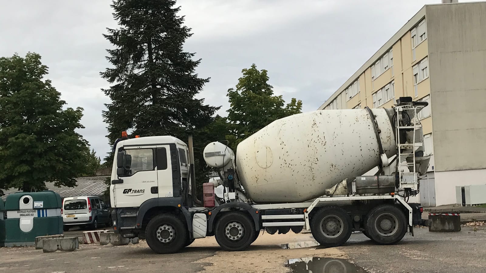 Concrete truck mixer