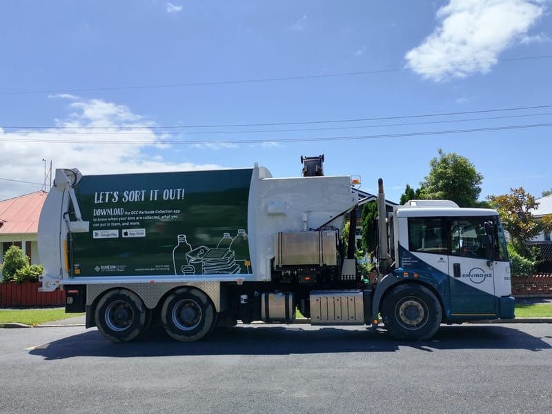 Refuse compactor truck